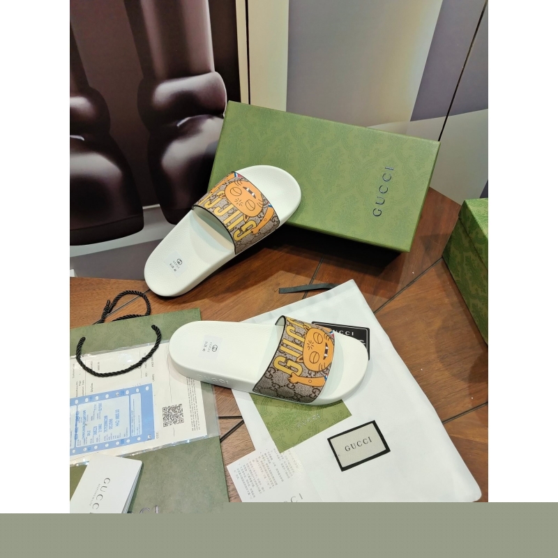 G*u*i slippers